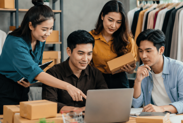 E-commerce service provider helping a business team manage online sales, products and digital growth